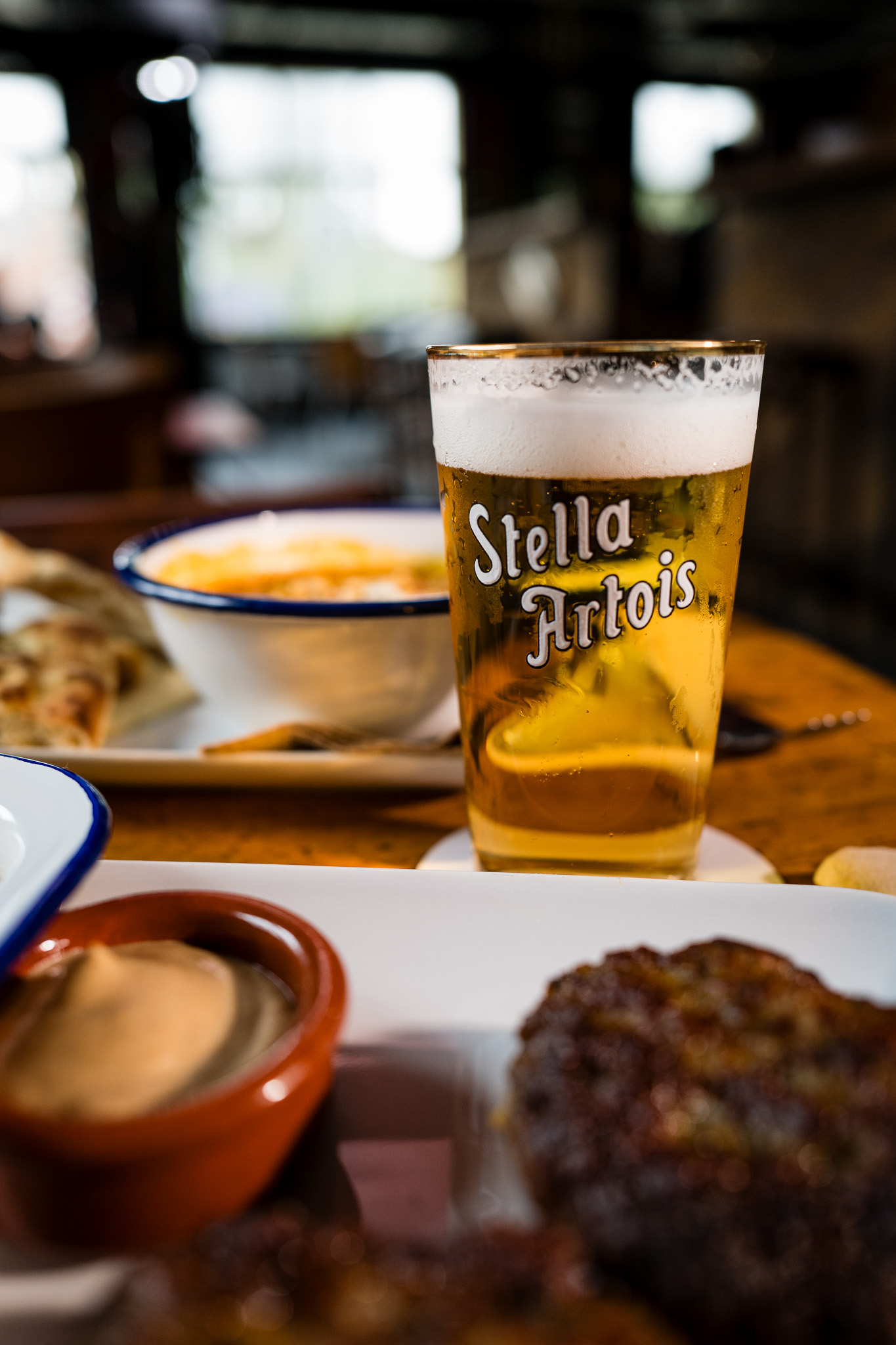 Stella Artois pint op terras van café Den Bled Heffen
