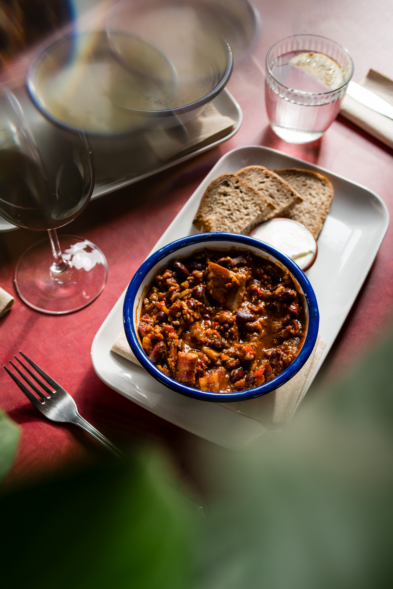 Chili con carne in emaille kom met brood bij café Den Bled Heffen