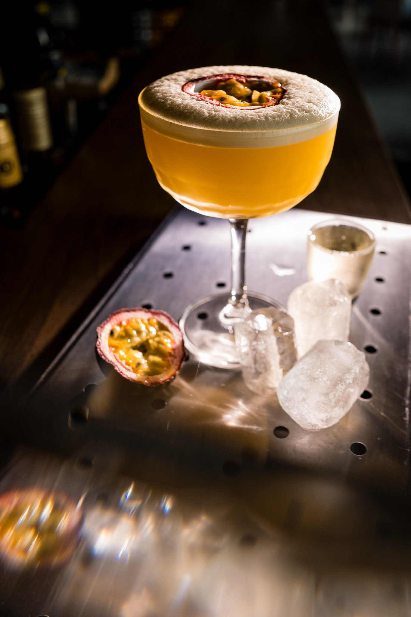 Huisbereide verse cocktail met passievrucht bij café Den Bled in Heffen