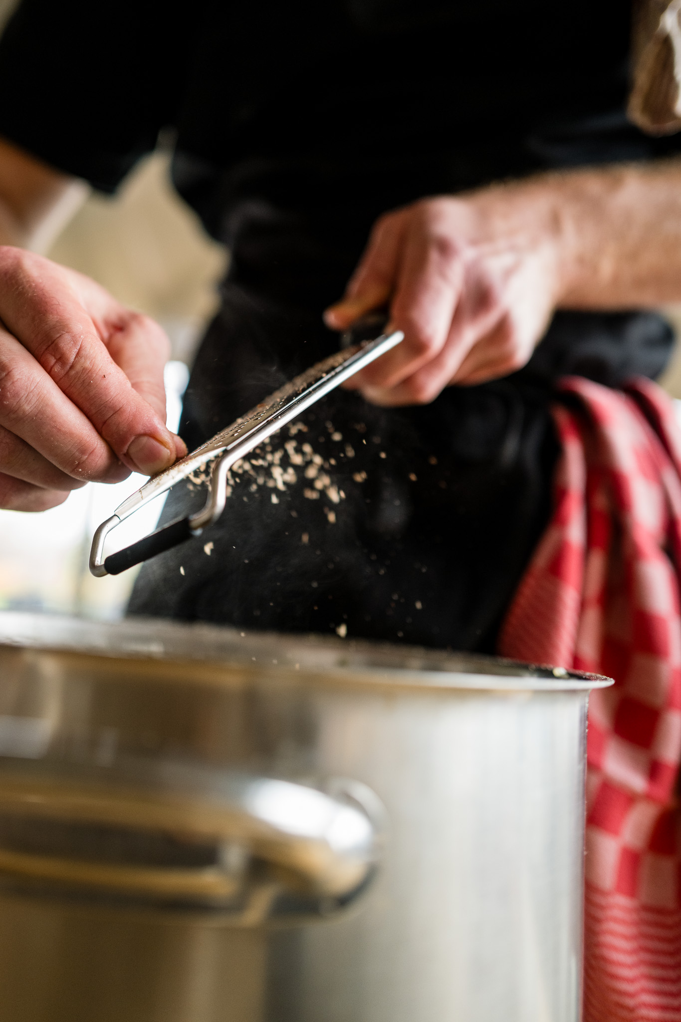 Verse bereiding in de keuken van Den Bled met lokale ingrediënten